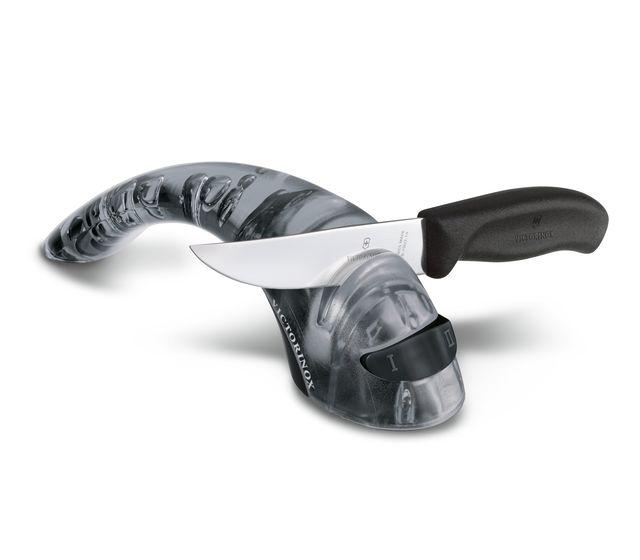 Sharpening serrated knife with Victorinox dual sharpener 