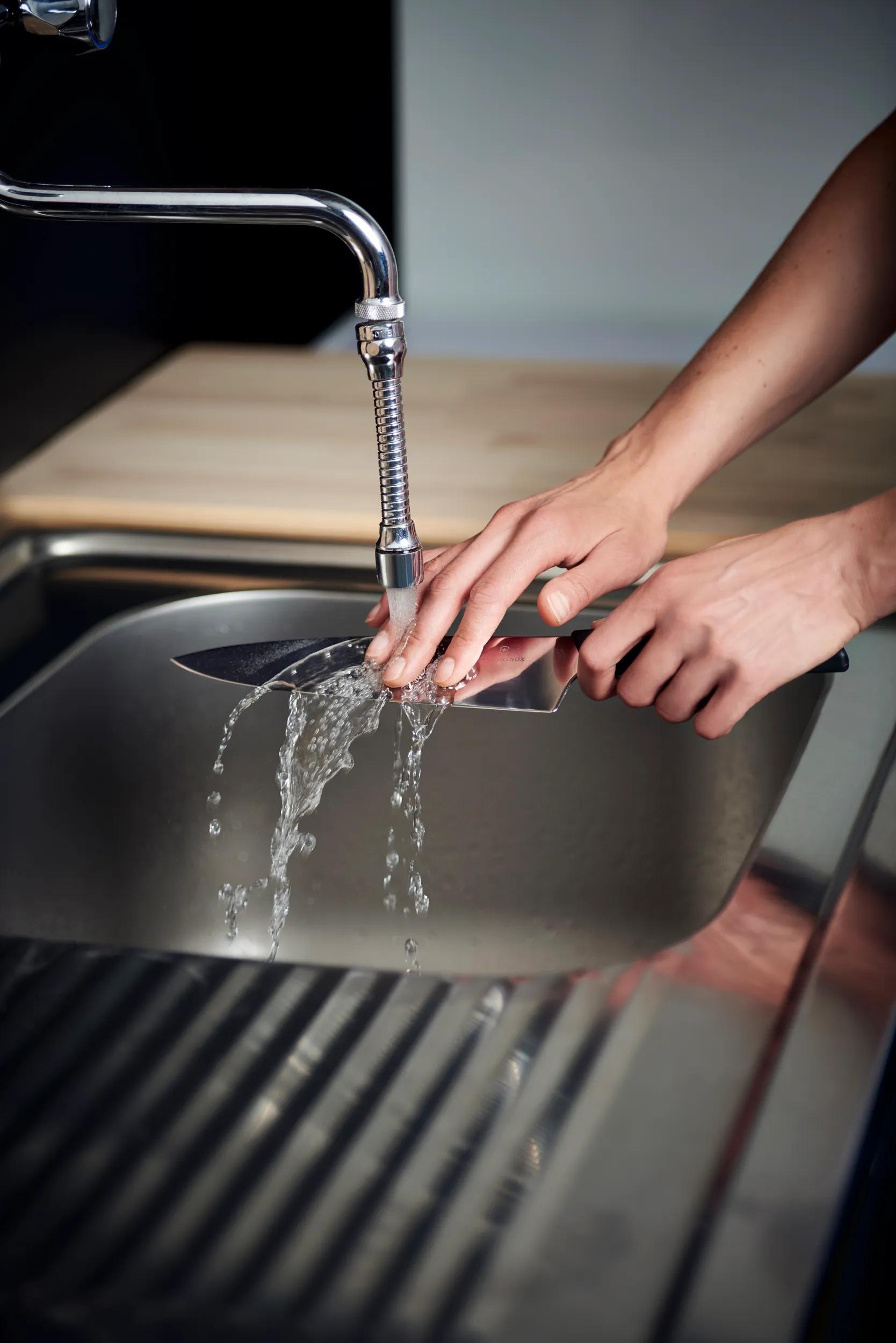 Cleaning and Sanitising Kitchen Knives