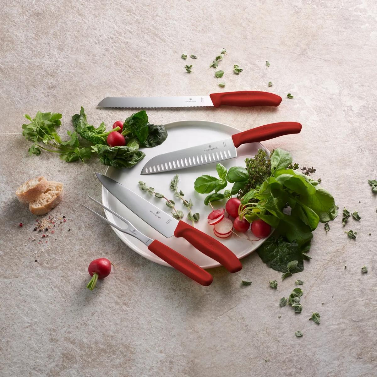 The power of red amongst the kitchen knives
