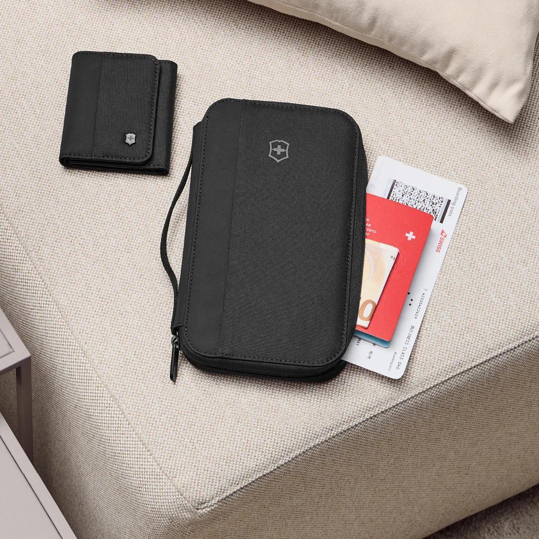 ビクトリノックスによる現代の旅のための電子デバイス保護