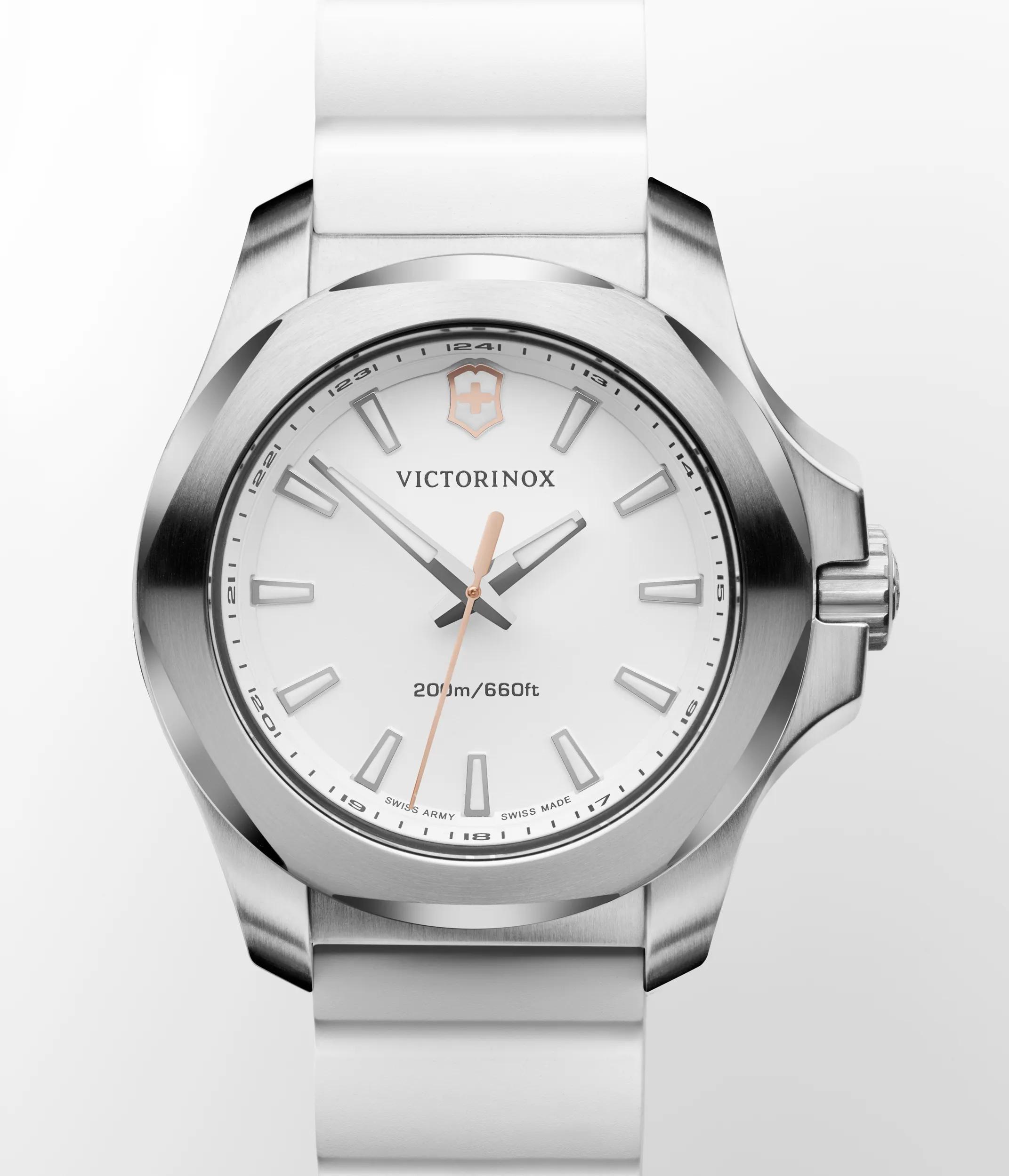 Victorinox 腕時計 手巻き　v.25152 Amazon.com: Victorinox Dive Pro Quartz Black Dial Yellow