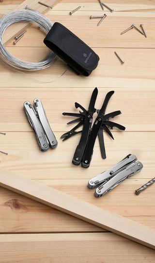 【OneSize ブラック系】 Victorinox ( ビクトリノックス ) スイスツール XBS SwissTool XBS 64015 z00056997  マルチツール 刃物 キャンピングギア Victorinox SwissTool MXBS Black Multi-tool at Swiss Knife Shop