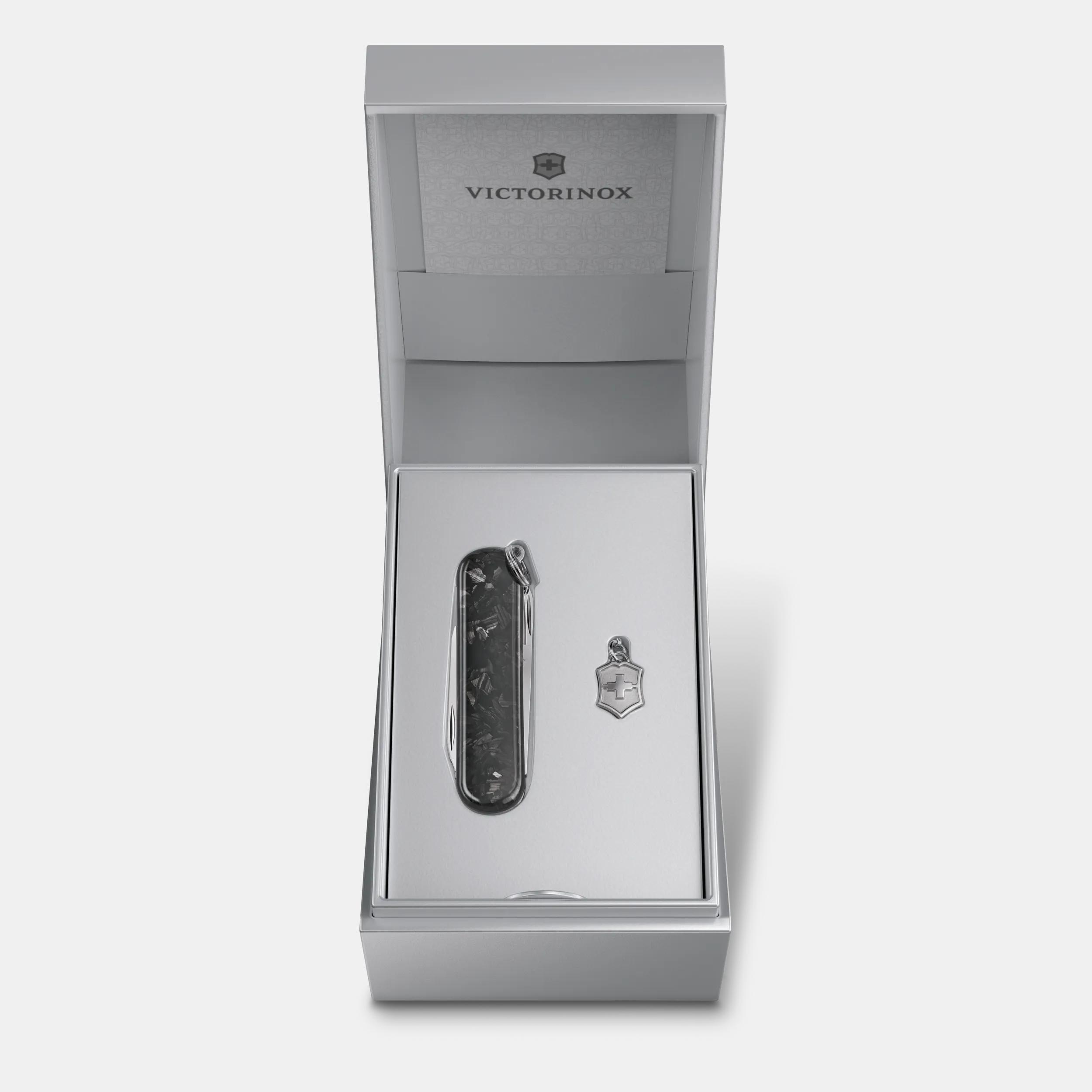 A*i様 (正規品)VICTORINOXクラシック SDブリリアントカーボン Victorinox クラシック SD ブリリアント カーボン カーボン - 0.6221.90